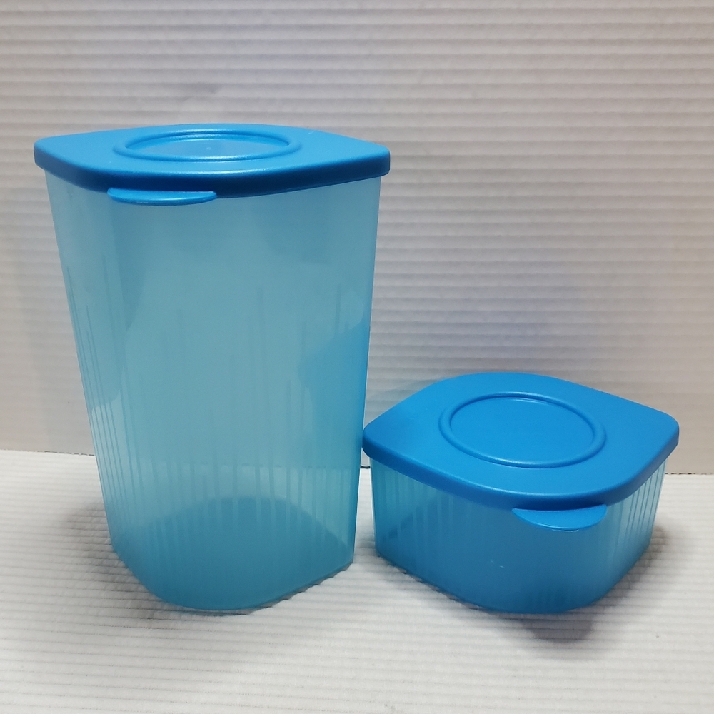 2 Tupperware Fresh N Cool Set Fridge Containers Lids Blue 7.5x6 48oz 2.5x6 18oz